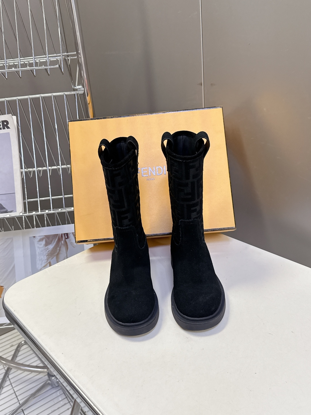 顶级版本Fendi 芬迪秋冬走秀主推系列超多明星网红种草 当季新品秀款靴子 简约的设计 极具辨识度log