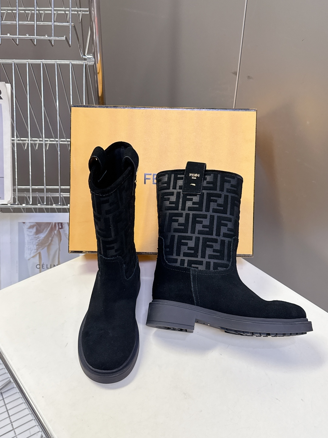 顶级版本Fendi 芬迪秋冬走秀主推系列超多明星网红种草 当季新品秀款靴子 简约的设计 极具辨识度log