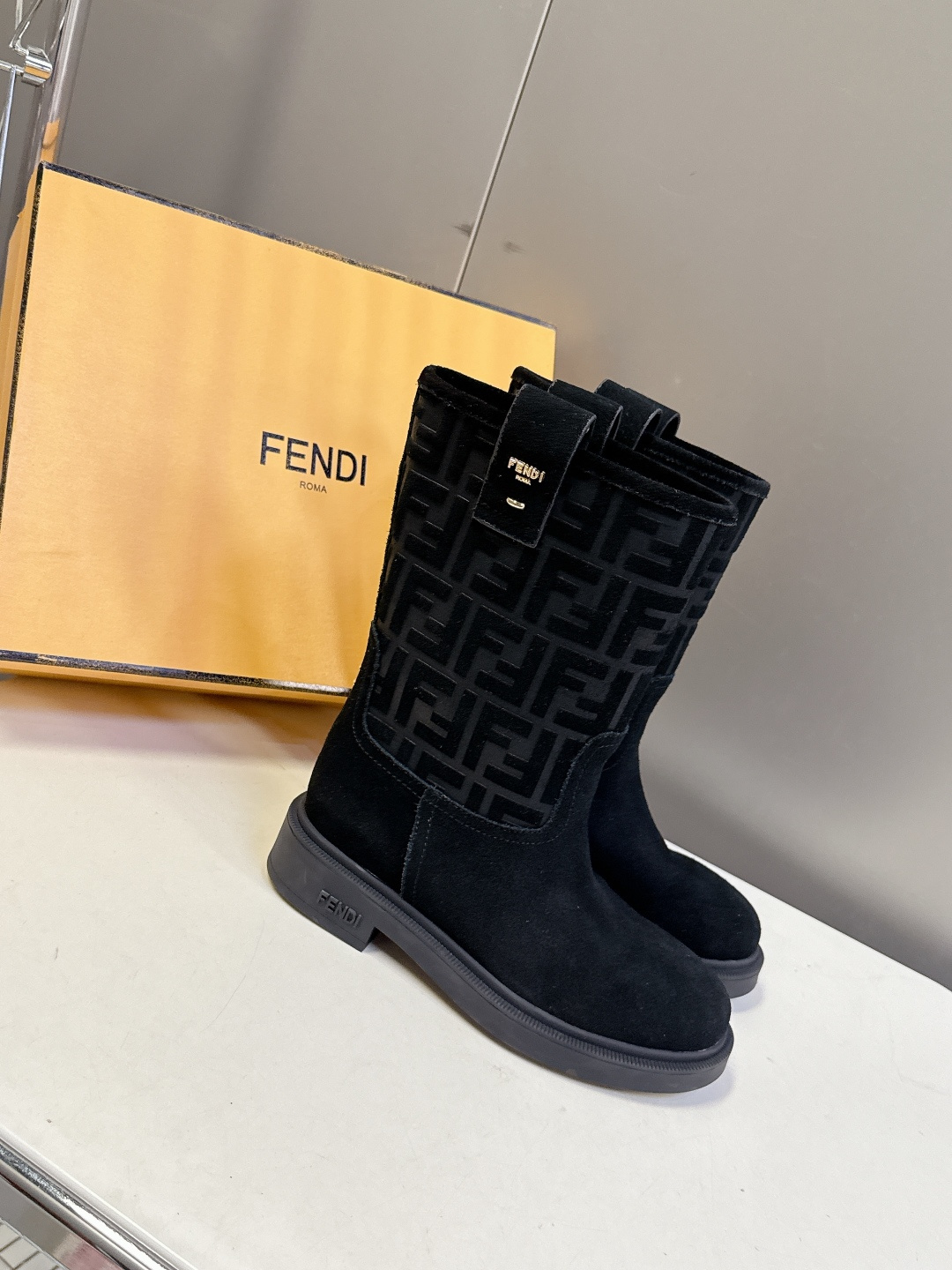 顶级版本Fendi 芬迪秋冬走秀主推系列超多明星网红种草 当季新品秀款靴子 简约的设计 极具辨识度log