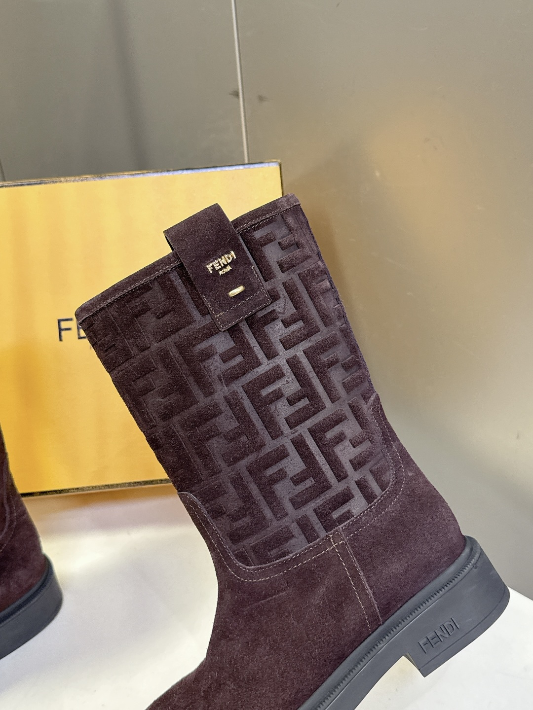 顶级版本Fendi 芬迪秋冬走秀主推系列超多明星网红种草 当季新品秀款靴子 简约的设计 极具辨识度log