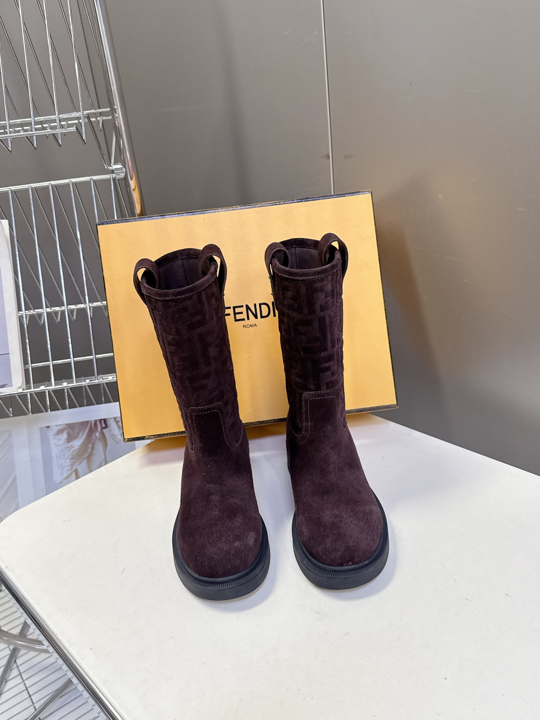 顶级版本Fendi 芬迪秋冬走秀主推系列超多明星网红种草 当季新品秀款靴子 简约的设计 极具辨识度log