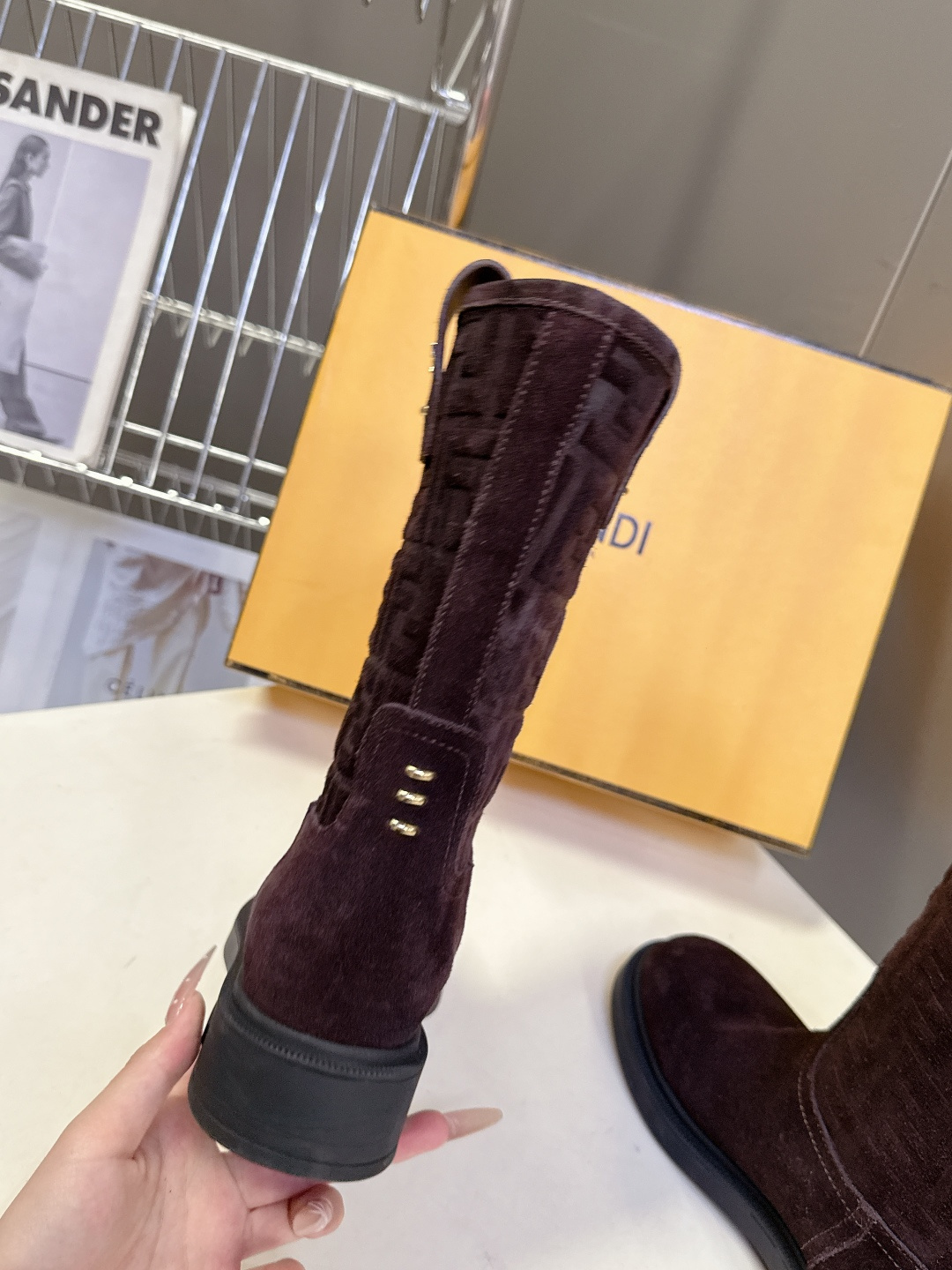 顶级版本Fendi 芬迪秋冬走秀主推系列超多明星网红种草 当季新品秀款靴子 简约的设计 极具辨识度log