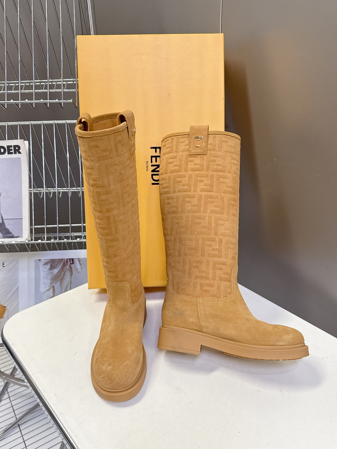 顶级版本Fendi 芬迪秋冬走秀主推系列超多明星网红种草 当季新品秀款靴子 简约的设计 极具辨识度log