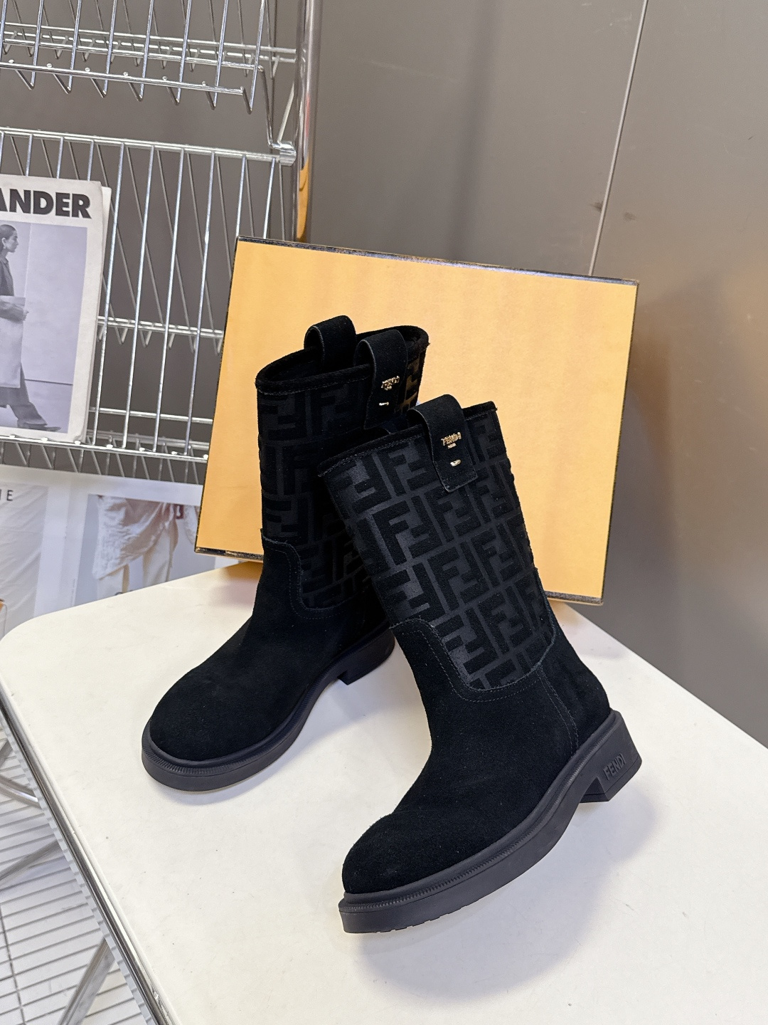 顶级版本Fendi 芬迪秋冬走秀主推系列超多明星网红种草 当季新品秀款靴子 简约的设计 极具辨识度log