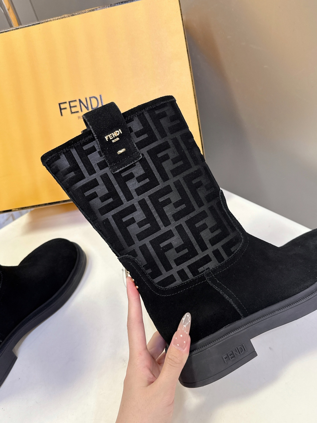顶级版本Fendi 芬迪秋冬走秀主推系列超多明星网红种草 当季新品秀款靴子 简约的设计 极具辨识度log