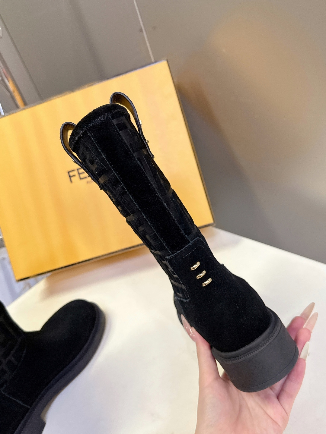 顶级版本Fendi 芬迪秋冬走秀主推系列超多明星网红种草 当季新品秀款靴子 简约的设计 极具辨识度log