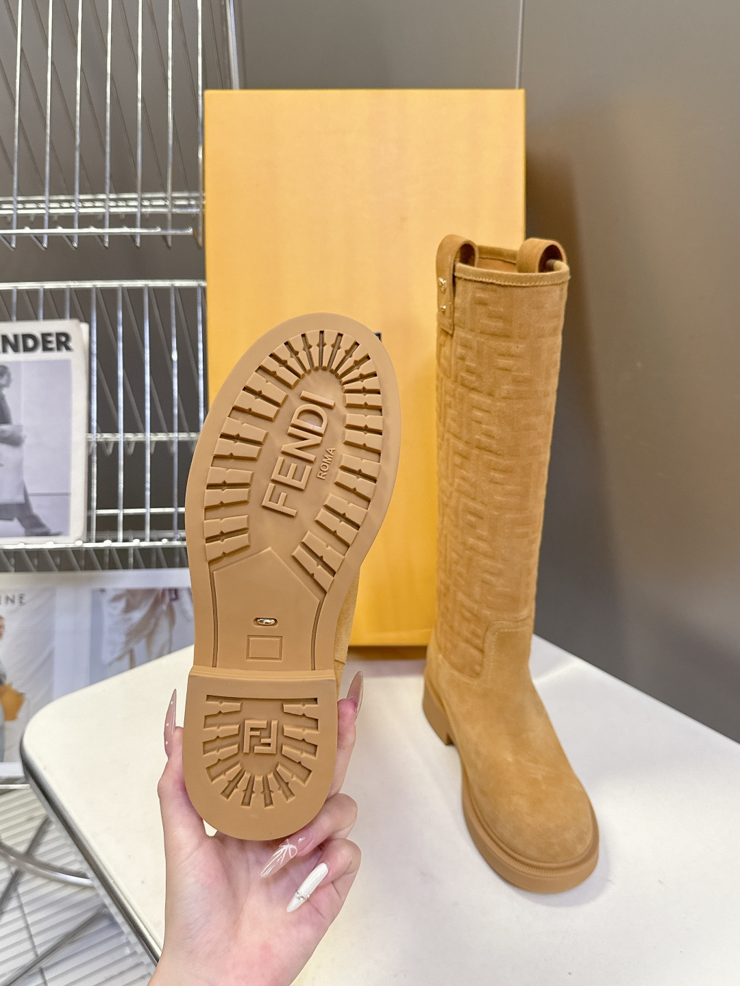 顶级版本Fendi 芬迪秋冬走秀主推系列超多明星网红种草 当季新品秀款靴子 简约的设计 极具辨识度log