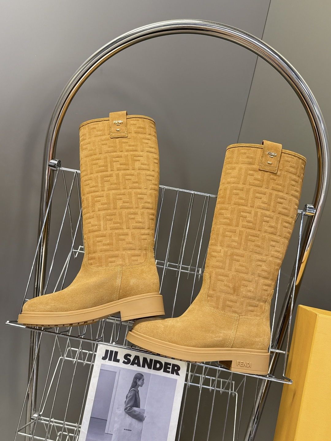 顶级版本Fendi 芬迪秋冬走秀主推系列超多明星网红种草 当季新品秀款靴子 简约的设计 极具辨识度log