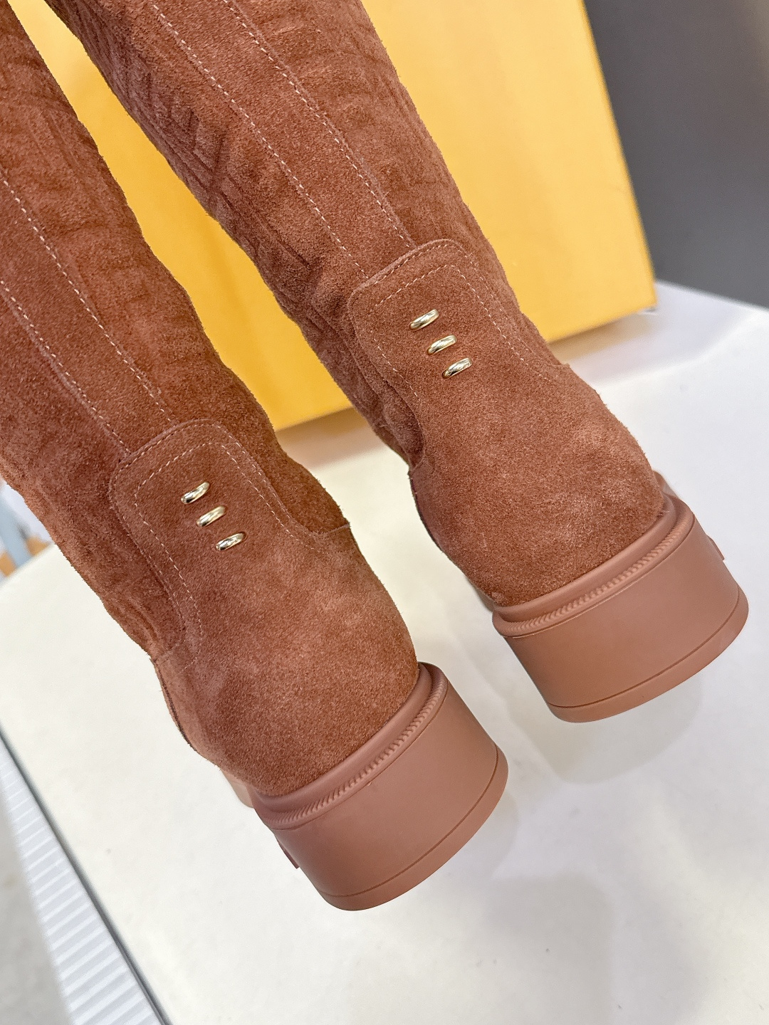 顶级版本Fendi 芬迪秋冬走秀主推系列超多明星网红种草 当季新品秀款靴子 简约的设计 极具辨识度log