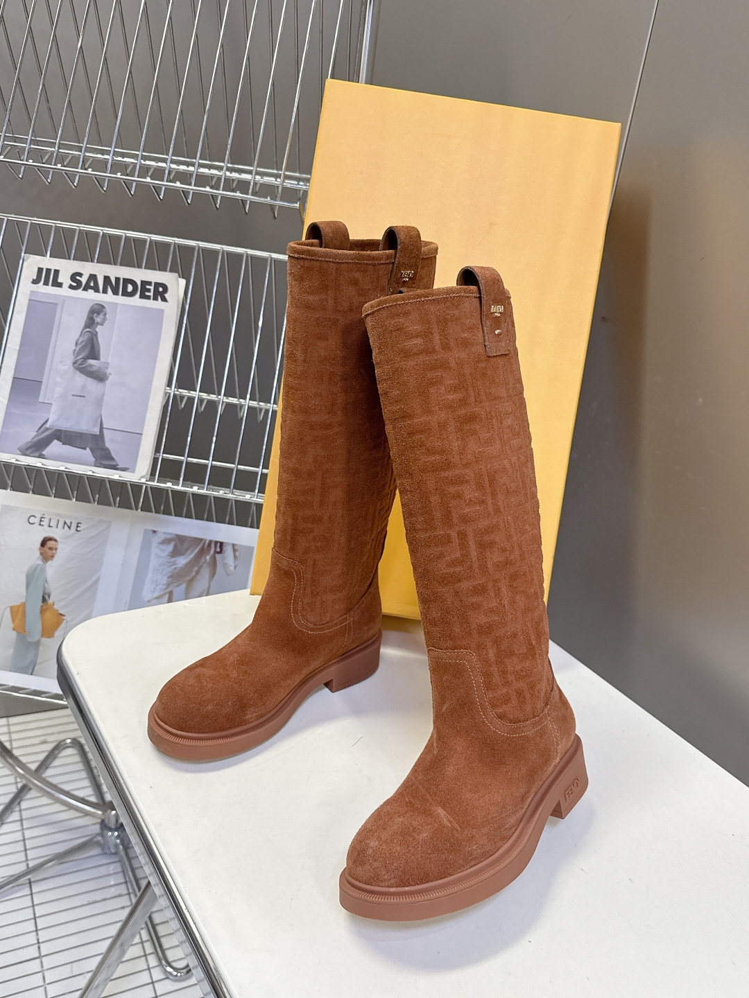 顶级版本Fendi 芬迪秋冬走秀主推系列超多明星网红种草 当季新品秀款靴子 简约的设计 极具辨识度log