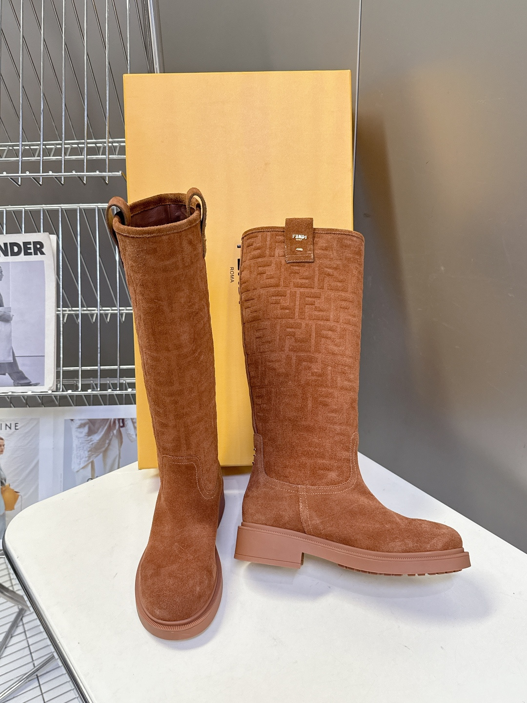 顶级版本Fendi 芬迪秋冬走秀主推系列超多明星网红种草 当季新品秀款靴子 简约的设计 极具辨识度log