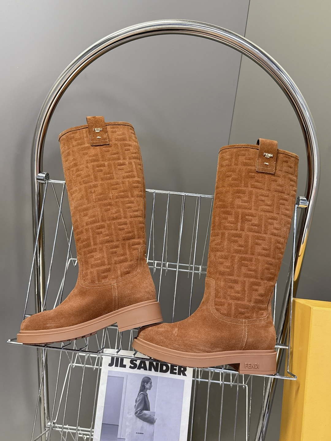 顶级版本Fendi 芬迪秋冬走秀主推系列超多明星网红种草 当季新品秀款靴子 简约的设计 极具辨识度log