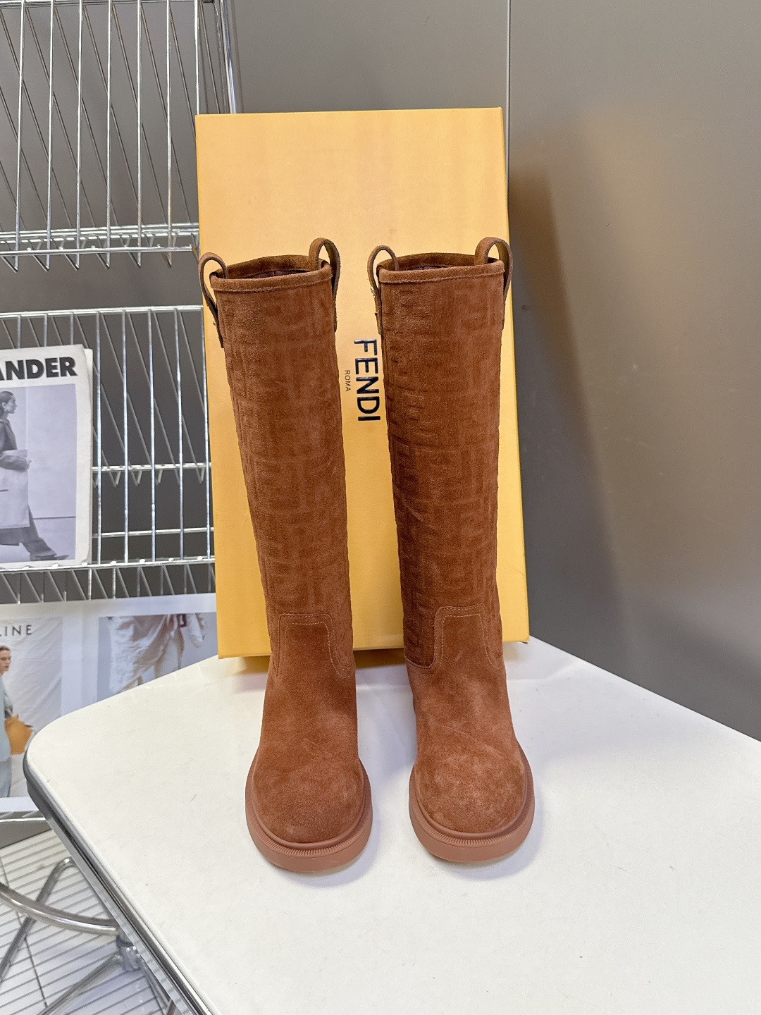 顶级版本Fendi 芬迪秋冬走秀主推系列超多明星网红种草 当季新品秀款靴子 简约的设计 极具辨识度log