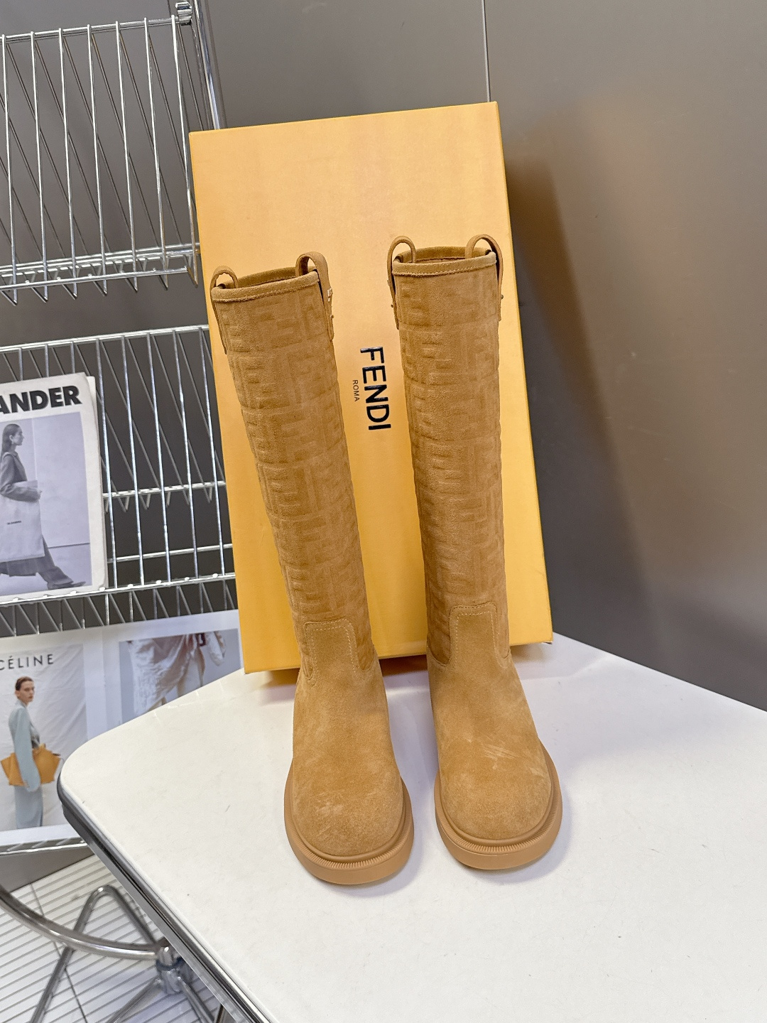 顶级版本Fendi 芬迪秋冬走秀主推系列超多明星网红种草 当季新品秀款靴子 简约的设计 极具辨识度log