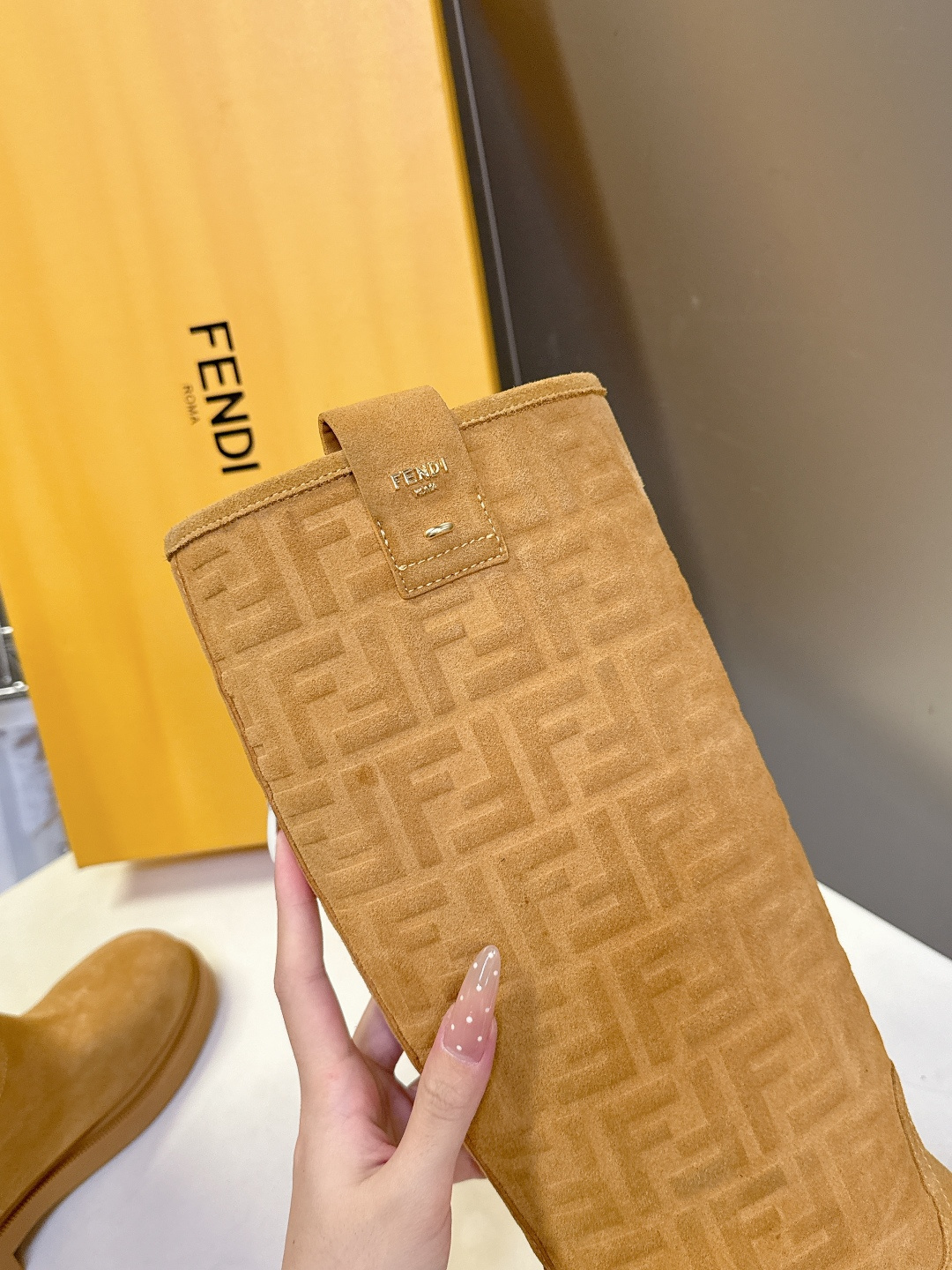 顶级版本Fendi 芬迪秋冬走秀主推系列超多明星网红种草 当季新品秀款靴子 简约的设计 极具辨识度log
