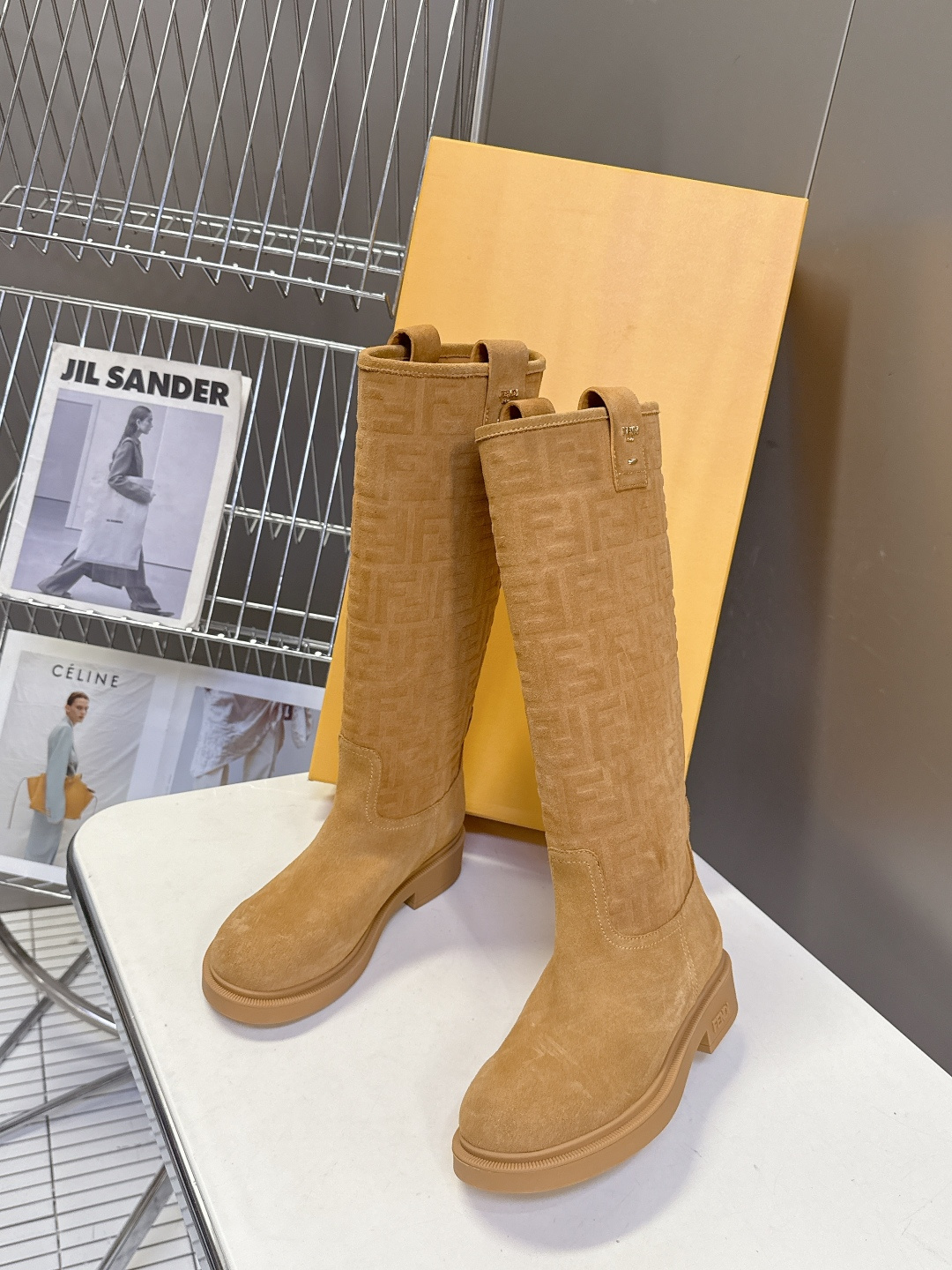 顶级版本Fendi 芬迪秋冬走秀主推系列超多明星网红种草 当季新品秀款靴子 简约的设计 极具辨识度log