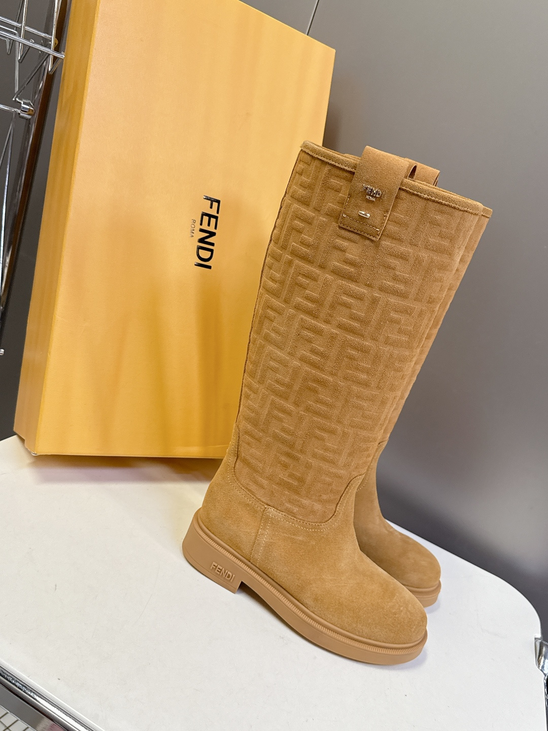 顶级版本Fendi 芬迪秋冬走秀主推系列超多明星网红种草 当季新品秀款靴子 简约的设计 极具辨识度log