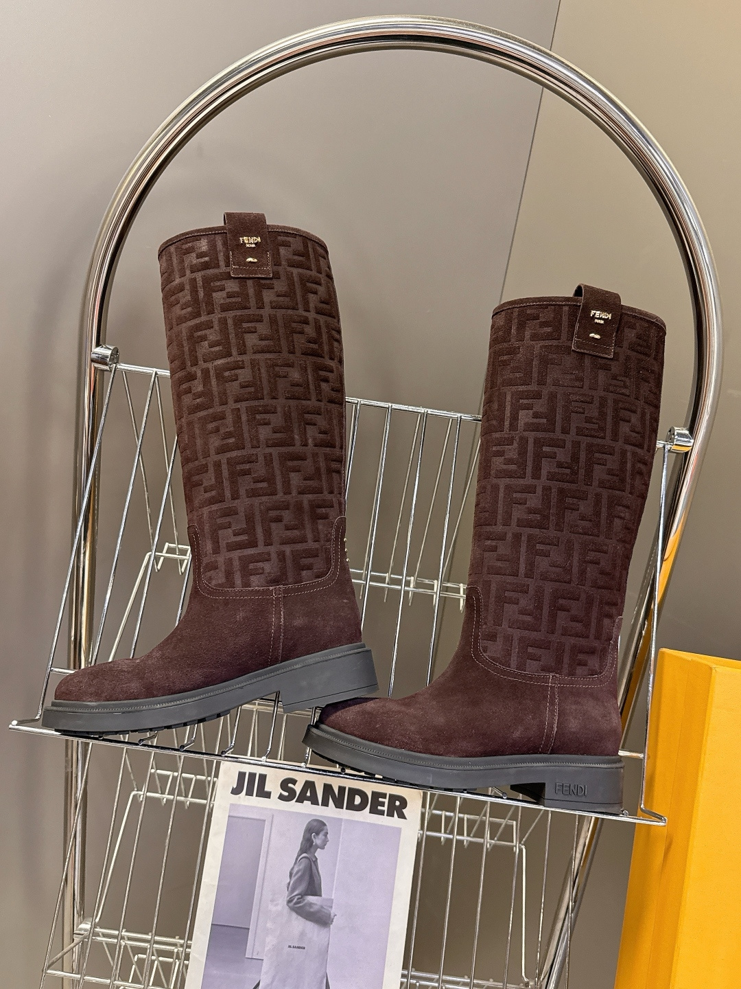 顶级版本Fendi 芬迪秋冬走秀主推系列超多明星网红种草 当季新品秀款靴子 简约的设计 极具辨识度log