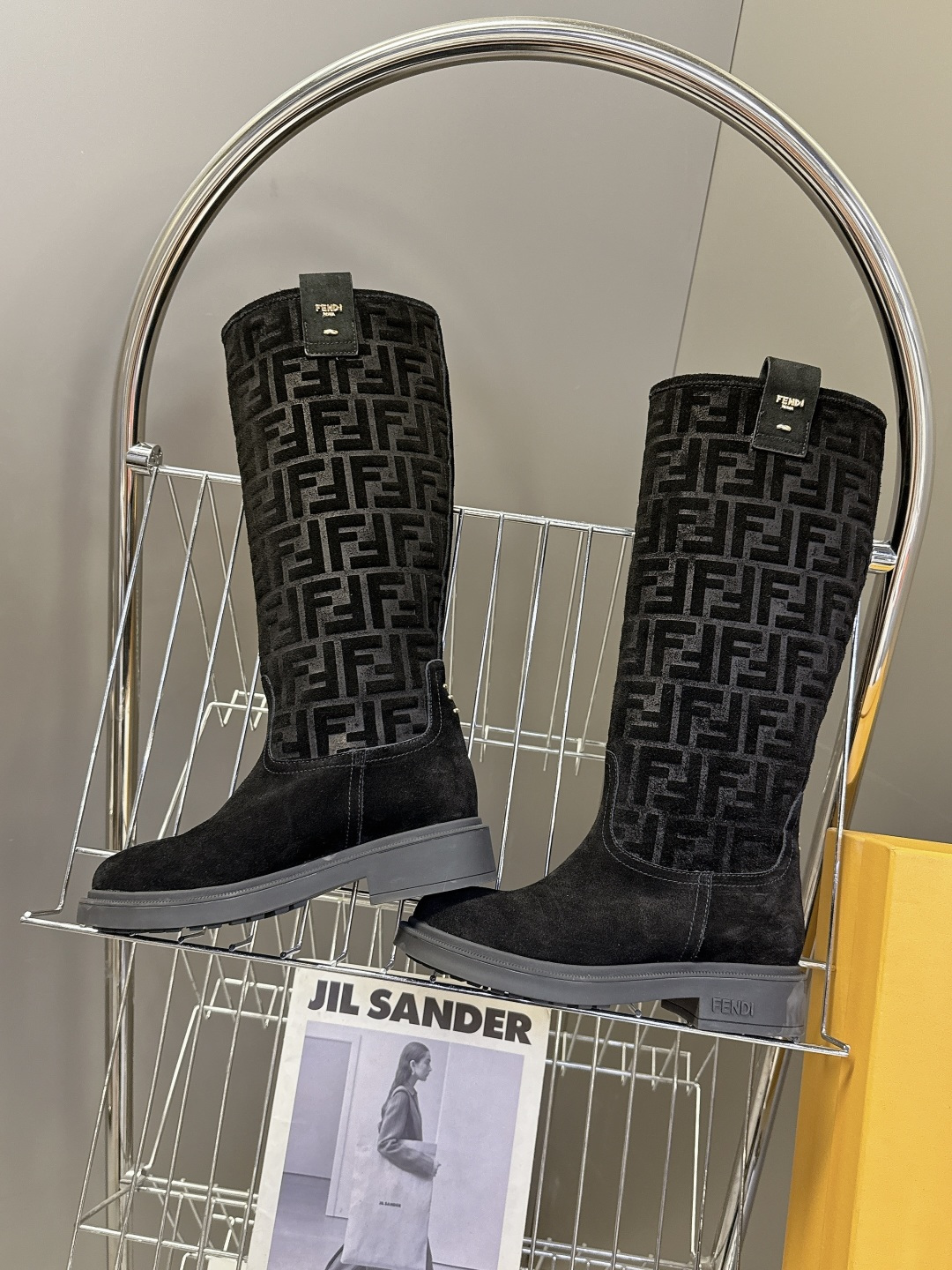 顶级版本Fendi 芬迪秋冬走秀主推系列超多明星网红种草 当季新品秀款靴子 简约的设计 极具辨识度log