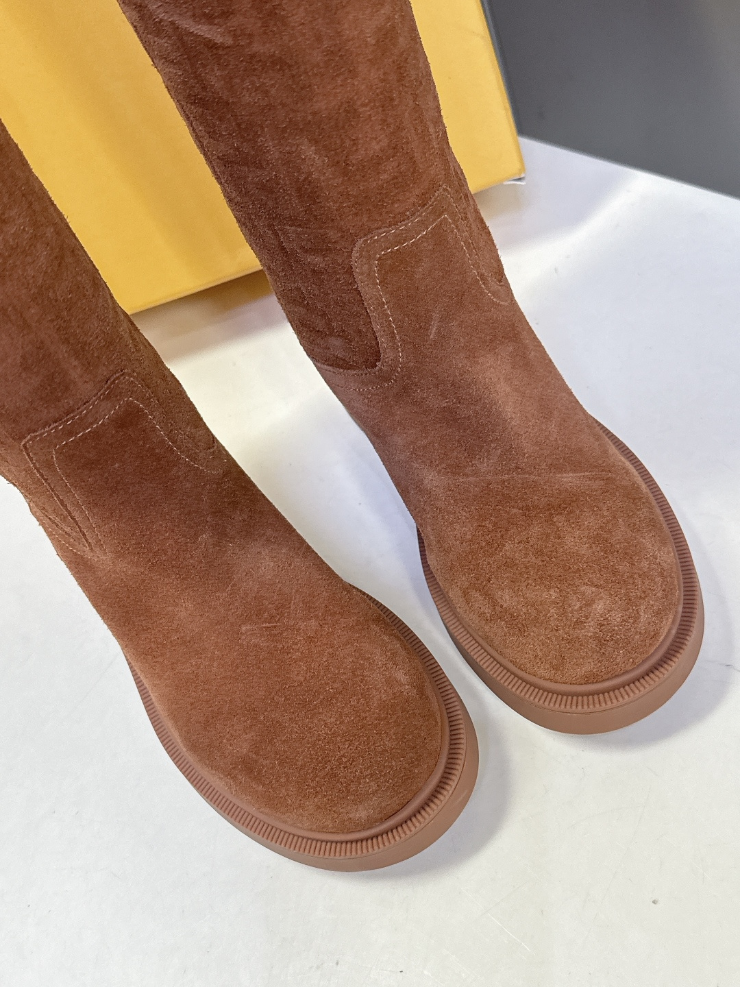 顶级版本Fendi 芬迪秋冬走秀主推系列超多明星网红种草 当季新品秀款靴子 简约的设计 极具辨识度log