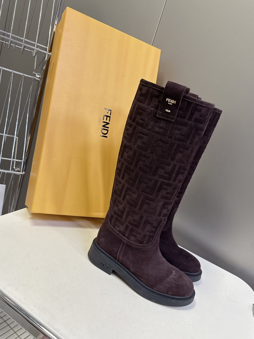 顶级版本Fendi 芬迪秋冬走秀主推系列超多明星网红种草 当季新品秀款靴子 简约的设计 极具辨识度log