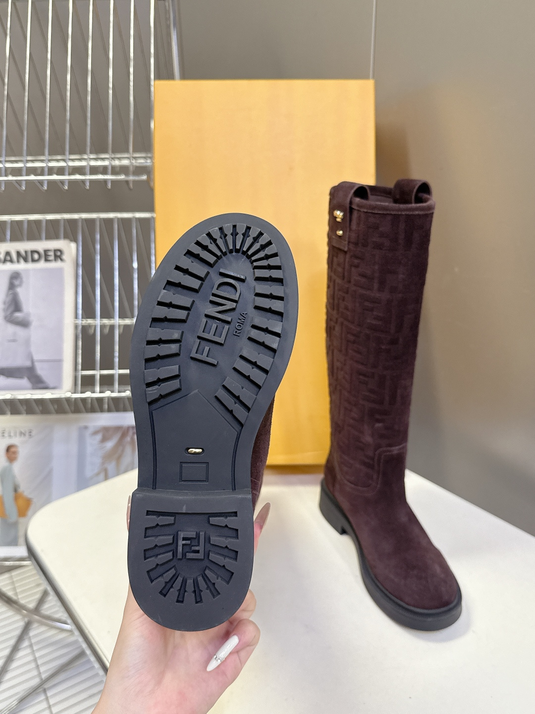 顶级版本Fendi 芬迪秋冬走秀主推系列超多明星网红种草 当季新品秀款靴子 简约的设计 极具辨识度log