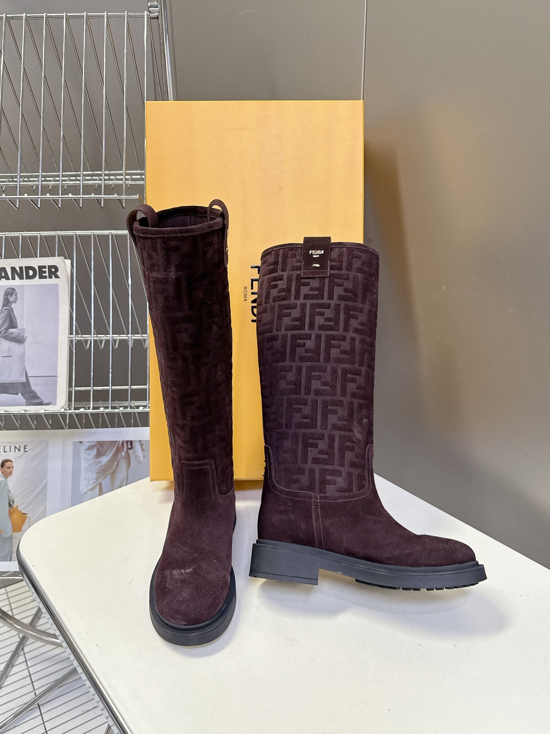 顶级版本Fendi 芬迪秋冬走秀主推系列超多明星网红种草 当季新品秀款靴子 简约的设计 极具辨识度log