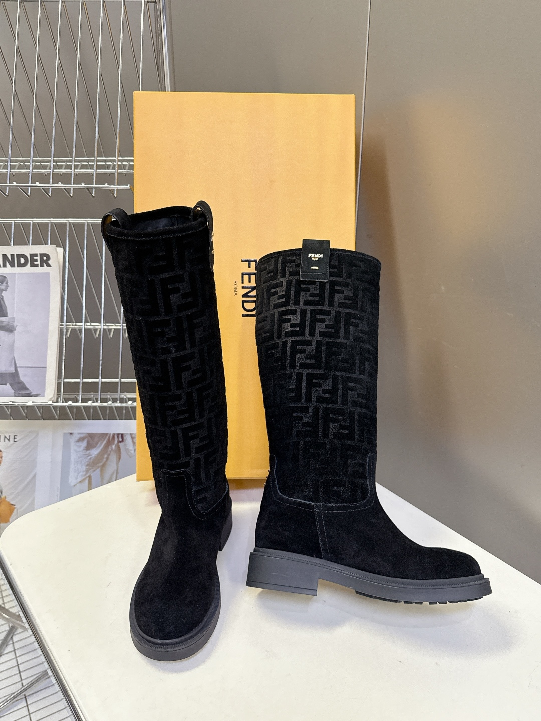 顶级版本Fendi 芬迪秋冬走秀主推系列超多明星网红种草 当季新品秀款靴子 简约的设计 极具辨识度log