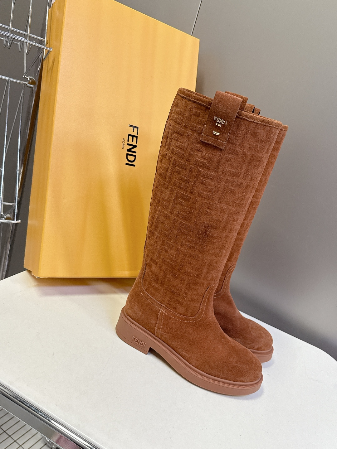 顶级版本Fendi 芬迪秋冬走秀主推系列超多明星网红种草 当季新品秀款靴子 简约的设计 极具辨识度log