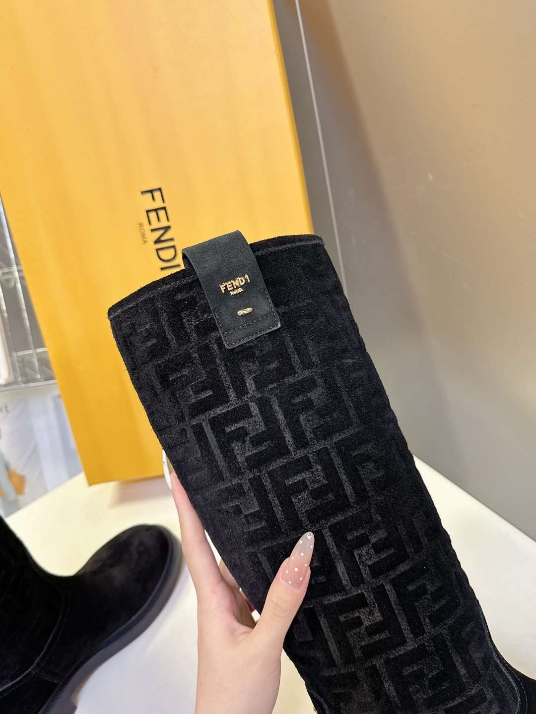 顶级版本Fendi 芬迪秋冬走秀主推系列超多明星网红种草 当季新品秀款靴子 简约的设计 极具辨识度log