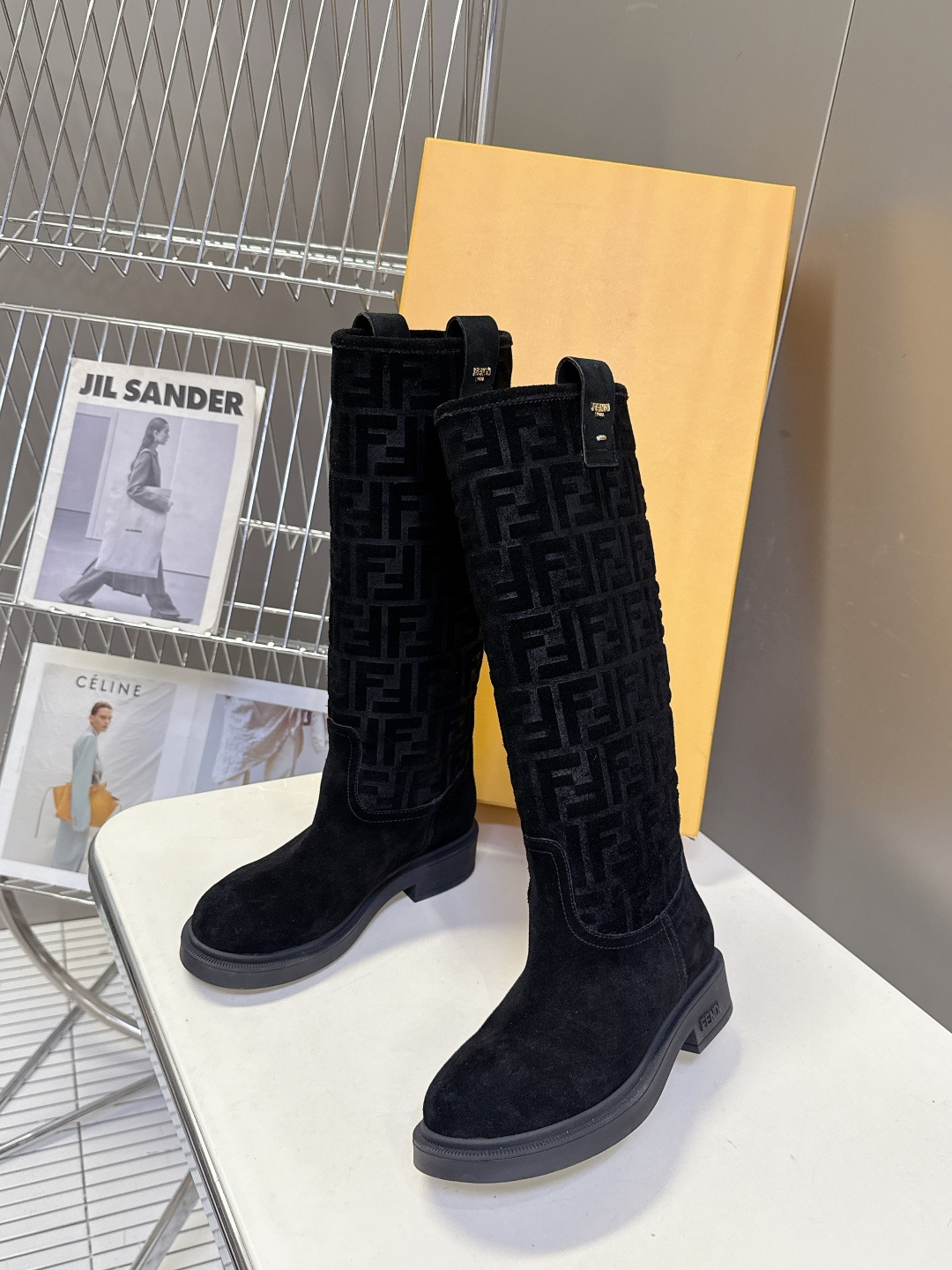 顶级版本Fendi 芬迪秋冬走秀主推系列超多明星网红种草 当季新品秀款靴子 简约的设计 极具辨识度log