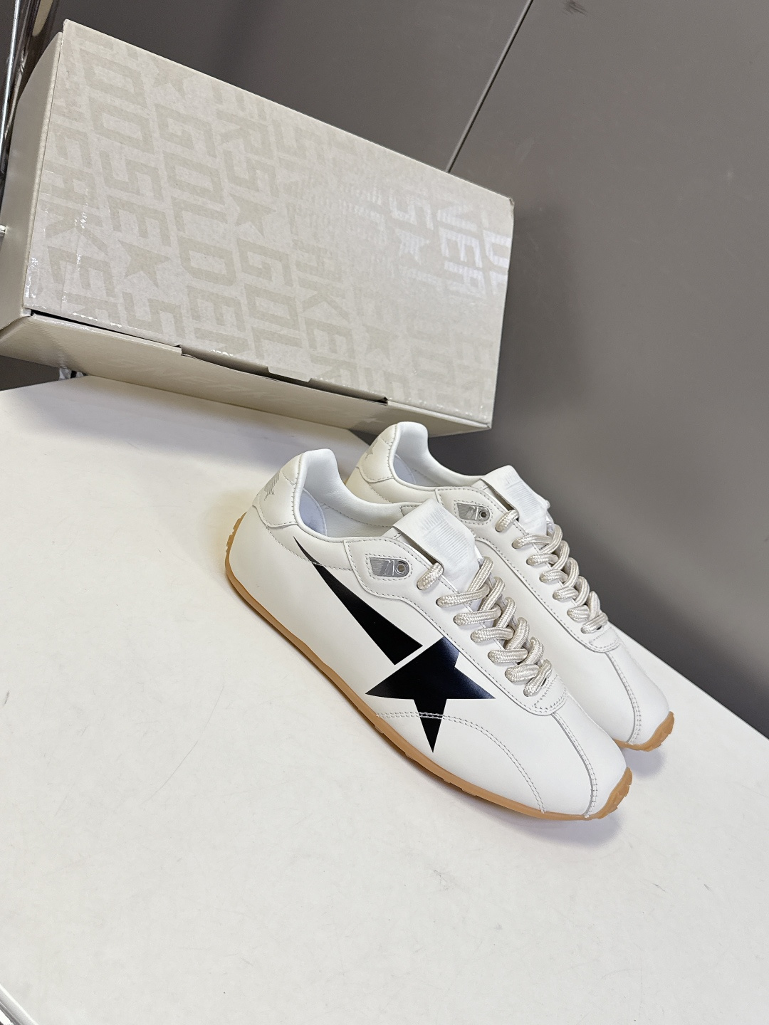 Golden Goose最新款GGDB休闲鞋 德训鞋 明星私服上脚示范 ×就是这么百搭 当下最流行的薄底