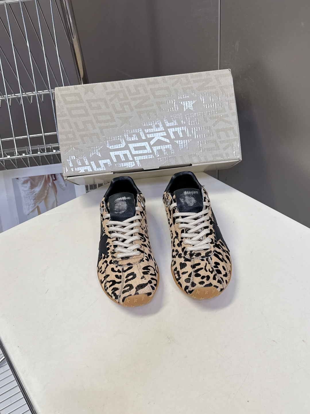 NO:561806,Golden Goose's latest GGDB casual shoes, moral training shoes, celebrity private wear demonstration × so versatile, the most popular thin sole design at the moment, star logo embellishment, full of brand sense, a shoe that goes well with the feet, feels super comfortable, original custom-made cowhide leather on the upper, mixed sheepskin lining, original open-molded non-slip outsole Size 35-40, casual shoes/sports shoes, sneakers, cowhide, sheepskin19860909Golden Goose最新款GGDB休闲鞋 德训鞋 明星私服上脚示范 ×就是这么百搭 当下最流行的薄底设计 星星logo点缀 品牌感拉满 超好搭配的一款鞋子 脚感超级舒服 鞋面原版定制牛皮 内里混种羊皮 原版开模防滑大底Size35-40,休闲鞋/运动鞋,sneakers,cowhide,sheepskin,Women's Shoes