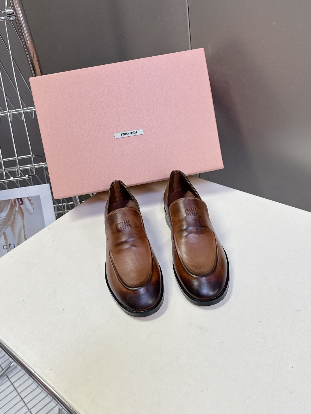 NO:561789,MiuMiu's latest 2025 autumn and winter catwalk style, loafers, has been planted by many celebrities and Internet celebrities. It is a very popular item in the show. In recent years, the old money style has been super worn. This loafer is no exception. The simple design concept is decorated with the brand's classic logo, which makes it extremely simple!  It is really a pair of items that can be worn regardless of age, occupation or outfit. The leather is made of imported calfskin, the lining is mixed sheepskin, and the original private mold rubber outsole is Size 35-40, loafers, miumiu, loafers, cowhide, sheepskin.19860909MiuMiu缪缪2025秋冬最新走秀款 乐福鞋 超多明星网红种草 秀款出镜率超高的单品 这几年老钱风穿搭超级 这款乐福鞋也不例外 简约的设计理念搭配品牌经典的logo做点缀显得格外极简！真的做到一双不分年龄不分职业不分穿搭都可以驾驭的单品 皮料选用进口小牛皮 内里混种羊皮 原版私模橡胶大底 Size35-40,乐福鞋,miumiu,loafers,cowhide,sheepskin,Women's Shoes