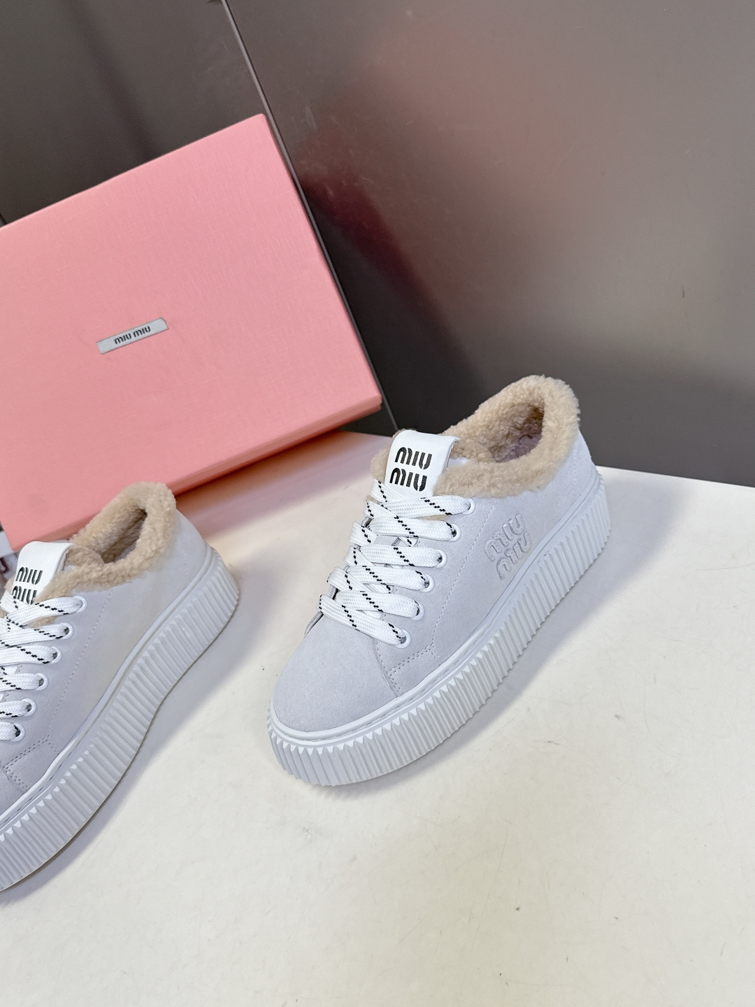 MiuMiu缪缪秋冬最新款毛毛饼干鞋 厚底鞋 超多明星网红种草 看着就暖和冬天必备 简约的运动板鞋设计 