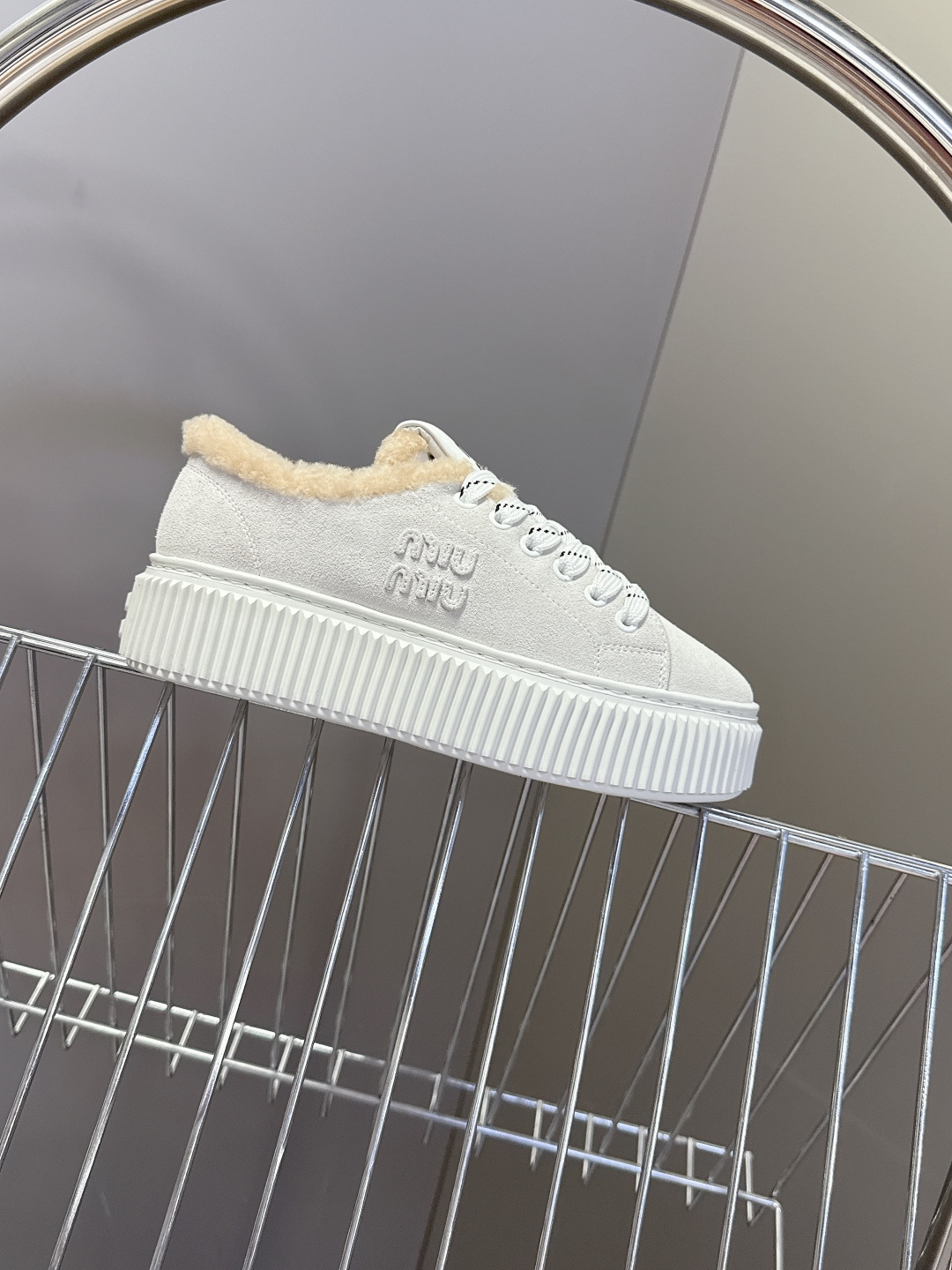 MiuMiu缪缪秋冬最新款毛毛饼干鞋 厚底鞋 超多明星网红种草 看着就暖和冬天必备 简约的运动板鞋设计 