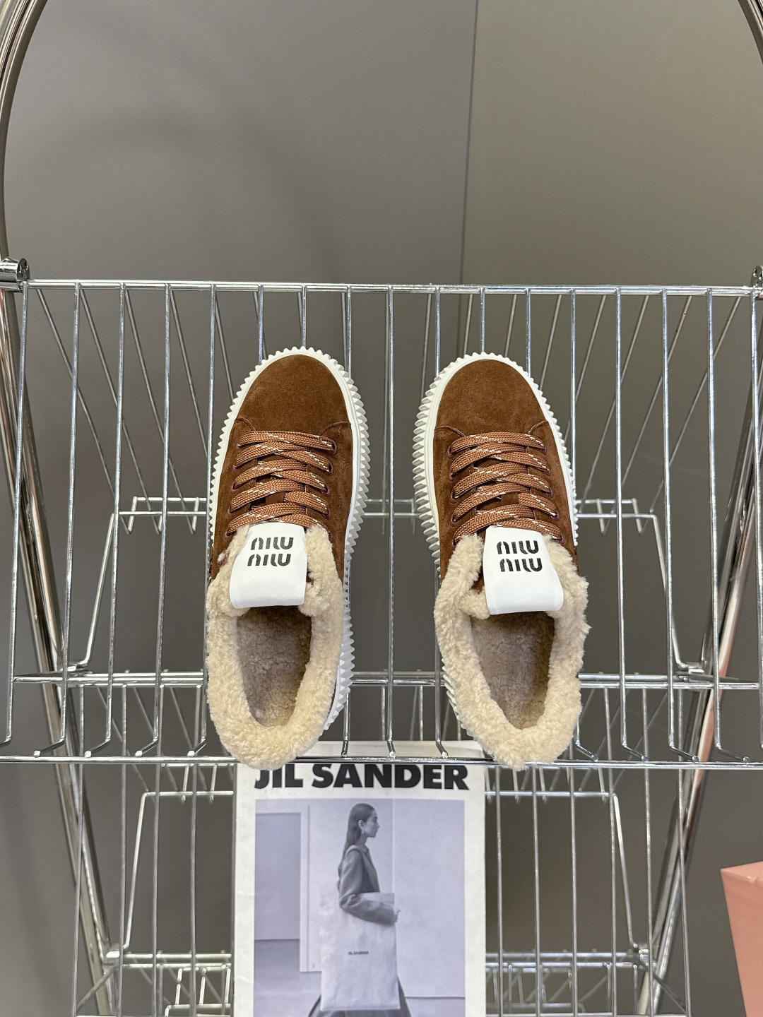 MiuMiu缪缪秋冬最新款毛毛饼干鞋 厚底鞋 超多明星网红种草 看着就暖和冬天必备 简约的运动板鞋设计 