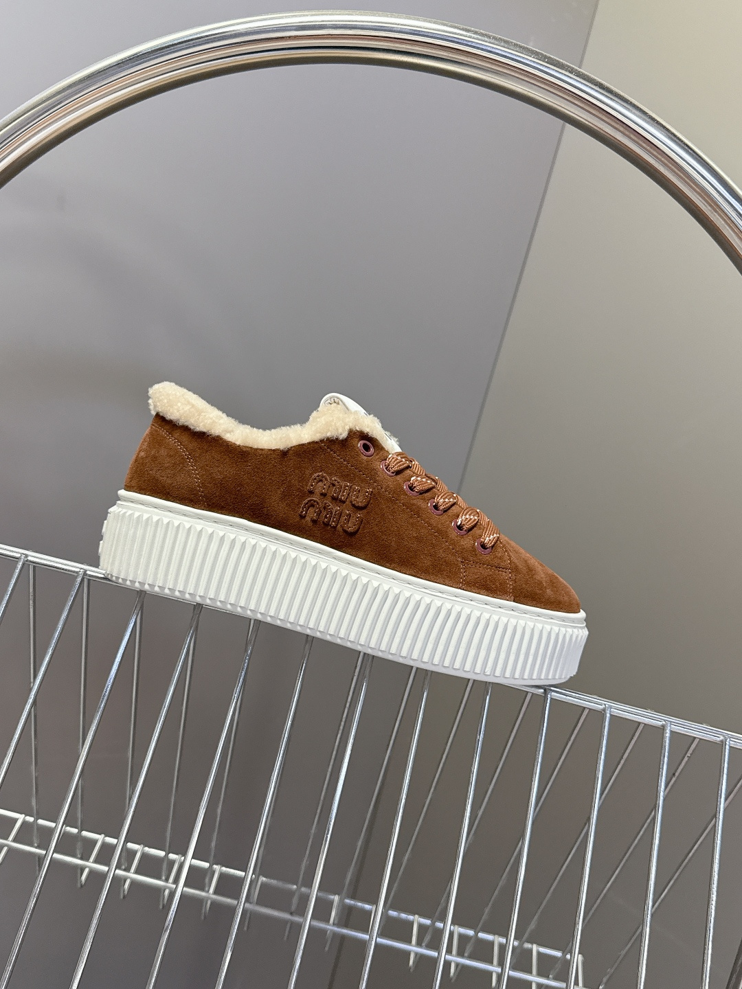 MiuMiu缪缪秋冬最新款毛毛饼干鞋 厚底鞋 超多明星网红种草 看着就暖和冬天必备 简约的运动板鞋设计 