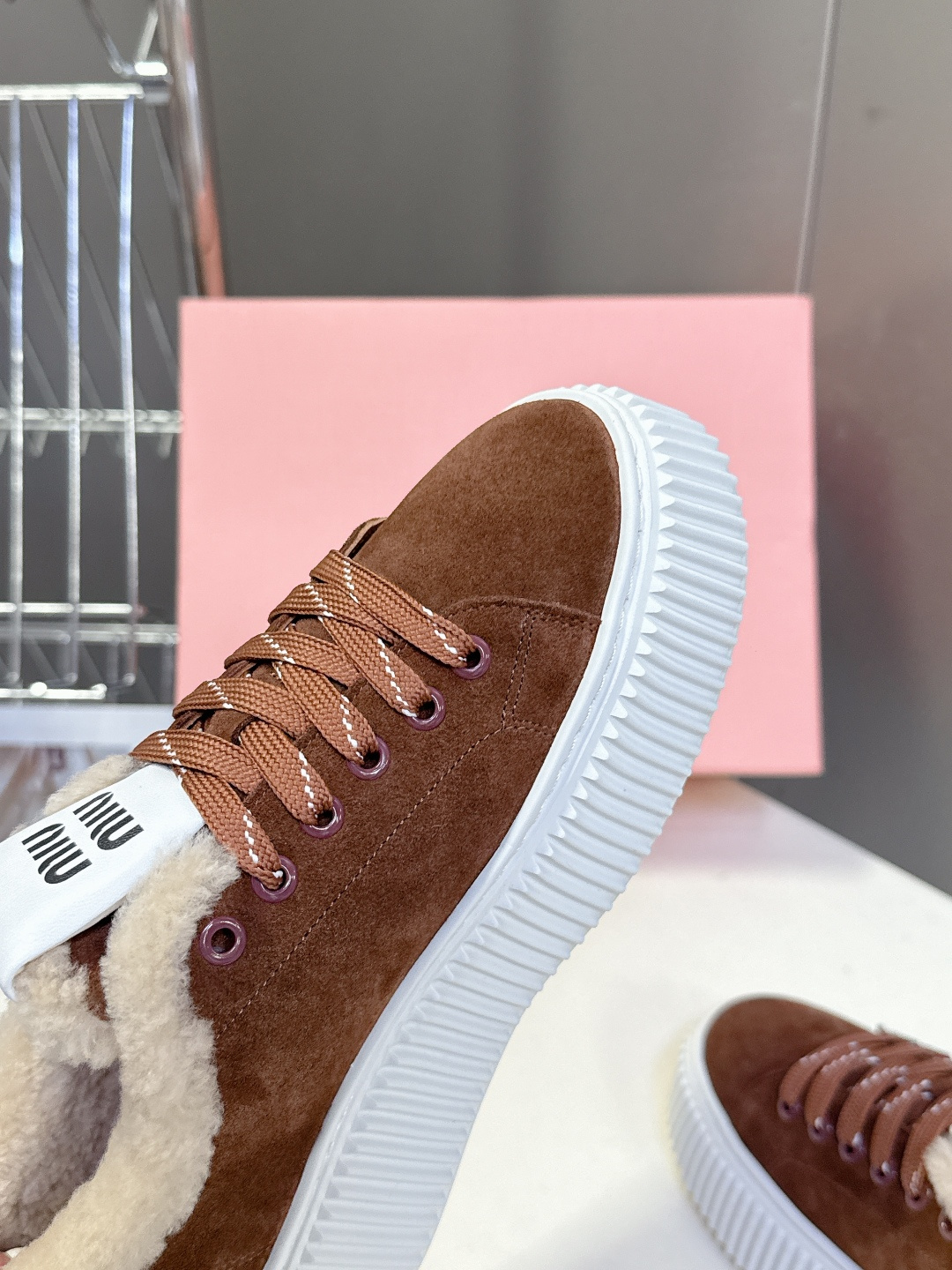 MiuMiu缪缪秋冬最新款毛毛饼干鞋 厚底鞋 超多明星网红种草 看着就暖和冬天必备 简约的运动板鞋设计 
