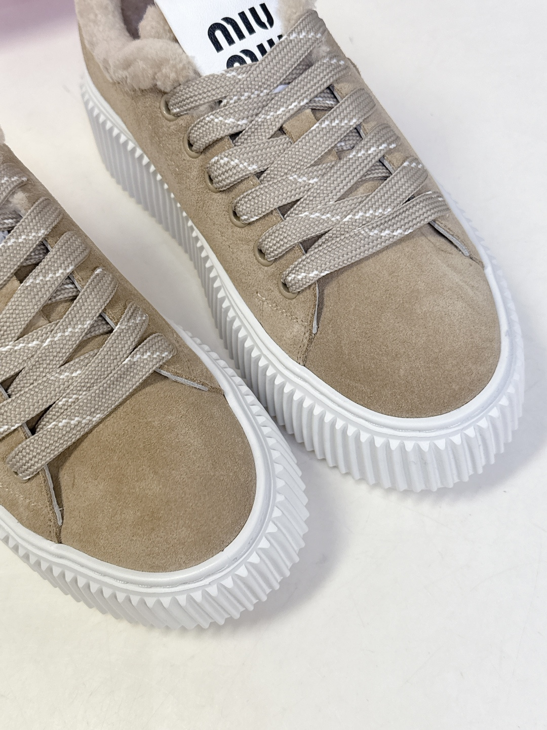 MiuMiu缪缪秋冬最新款毛毛饼干鞋 厚底鞋 超多明星网红种草 看着就暖和冬天必备 简约的运动板鞋设计 