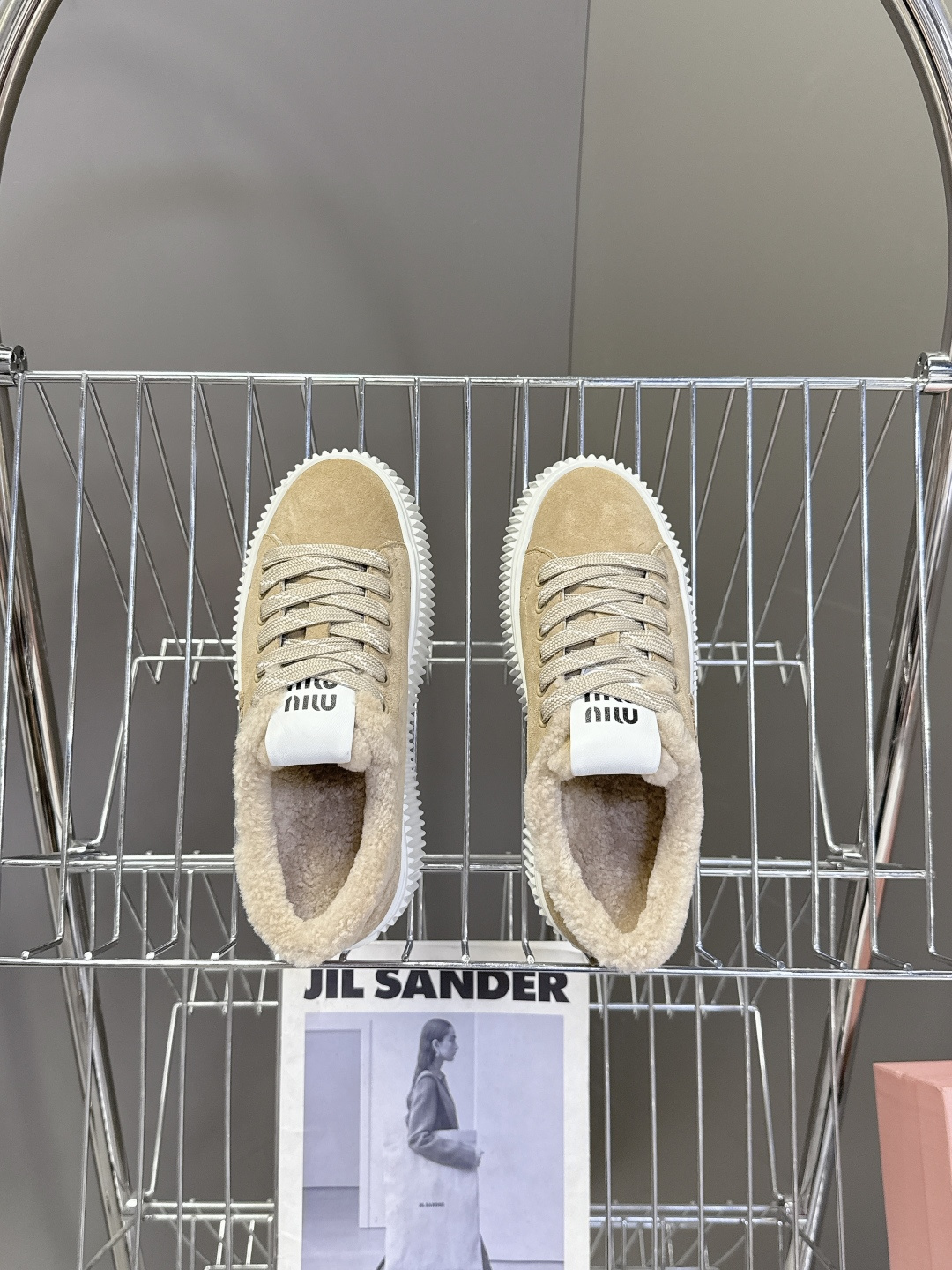 MiuMiu缪缪秋冬最新款毛毛饼干鞋 厚底鞋 超多明星网红种草 看着就暖和冬天必备 简约的运动板鞋设计 