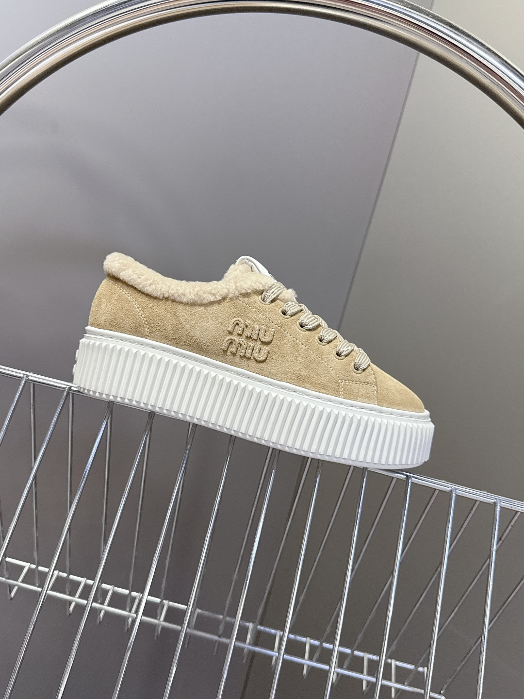 MiuMiu缪缪秋冬最新款毛毛饼干鞋 厚底鞋 超多明星网红种草 看着就暖和冬天必备 简约的运动板鞋设计 