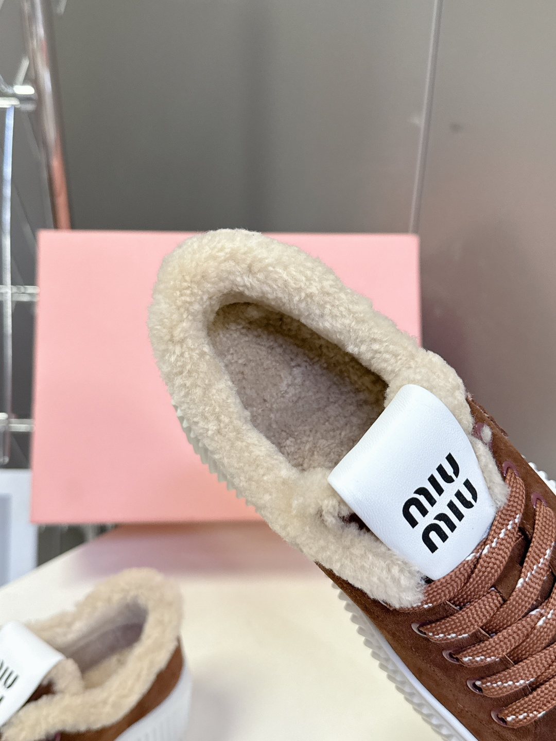 MiuMiu缪缪秋冬最新款毛毛饼干鞋 厚底鞋 超多明星网红种草 看着就暖和冬天必备 简约的运动板鞋设计 