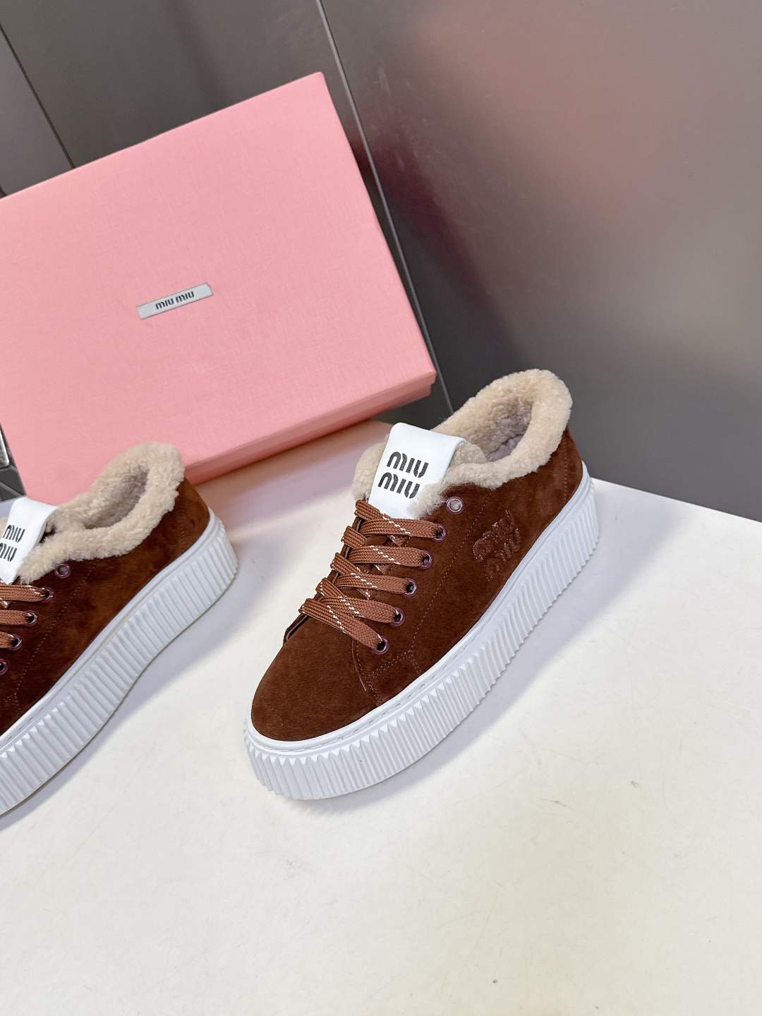 MiuMiu缪缪秋冬最新款毛毛饼干鞋 厚底鞋 超多明星网红种草 看着就暖和冬天必备 简约的运动板鞋设计 