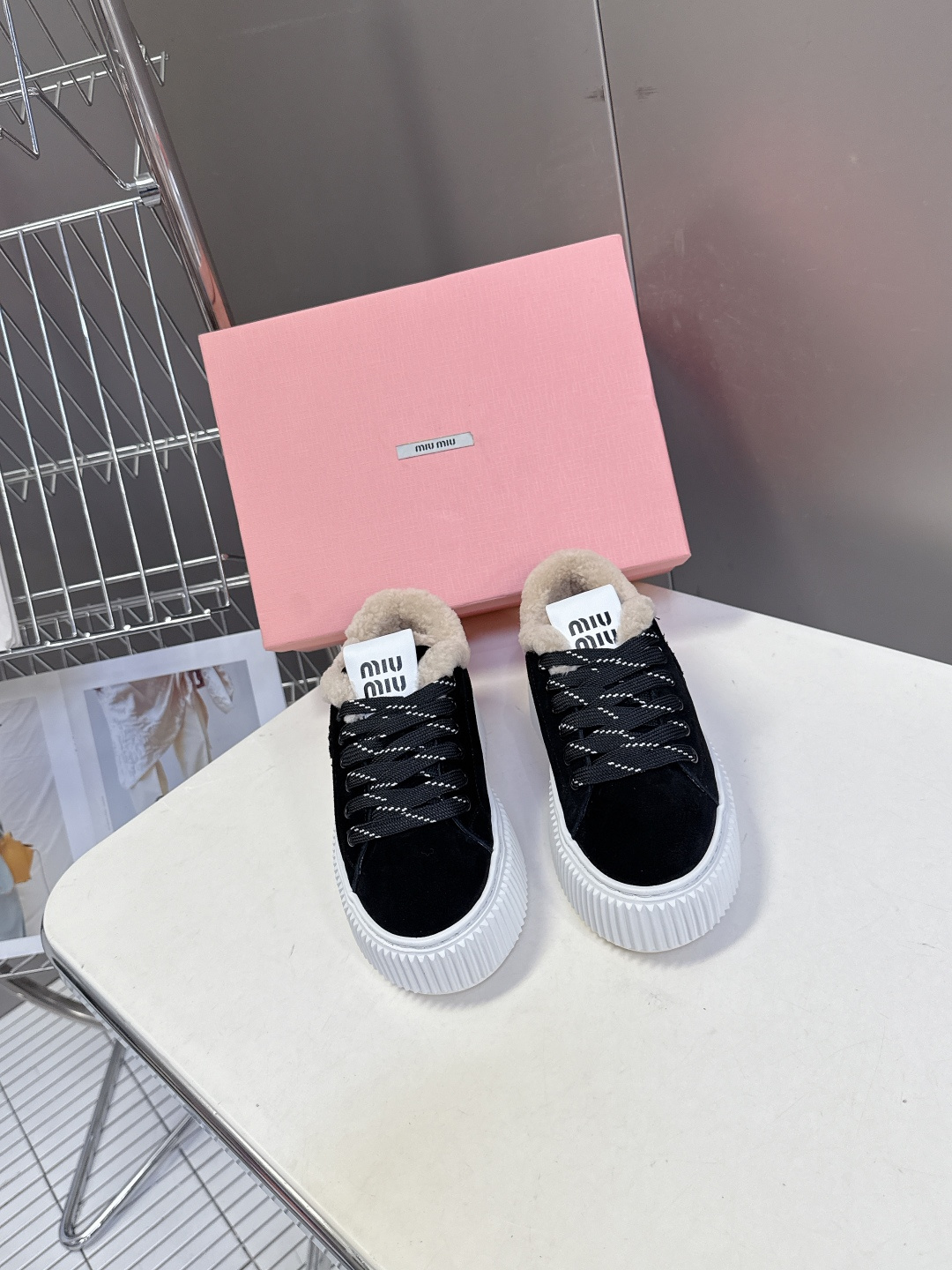 NO:561783,MiuMiu Miu Miu's latest furry biscuit shoes for autumn and winter. Thick-soled shoes. There are many celebrity Internet celebrities. They look warm and must-have in winter. Simple sports sneaker design and highly recognizable tongue create a sweet casual style of Buddhism~~ It is full of footwear and can be matched casually, long skirts, short skirts, shorts, to wear a unique style~~ Made of high mercerized cowhide, genuine wool lining, IP foam outsole height 4.5cm  Size35—40, casual shoes/sports shoes,miumiu,sneakers,skirts,shorts,cowhide19860909MiuMiu缪缪秋冬最新款毛毛饼干鞋 厚底鞋  超多明星网红种草 看着就暖和冬天必备 简约的运动板鞋设计 极具辨识度的鞋舌 打造佛系甜美的休闲风~~上脚气场十足随意搭配,长裙,短裙,短裤,穿出与众不同的风格~~选用高丝光牛皮 内里颗粒真羊毛 ip发泡大底高度4.5cm Size35—40,休闲鞋/运动鞋,miumiu,sneakers,skirts,shorts,cowhide,Women's Shoes