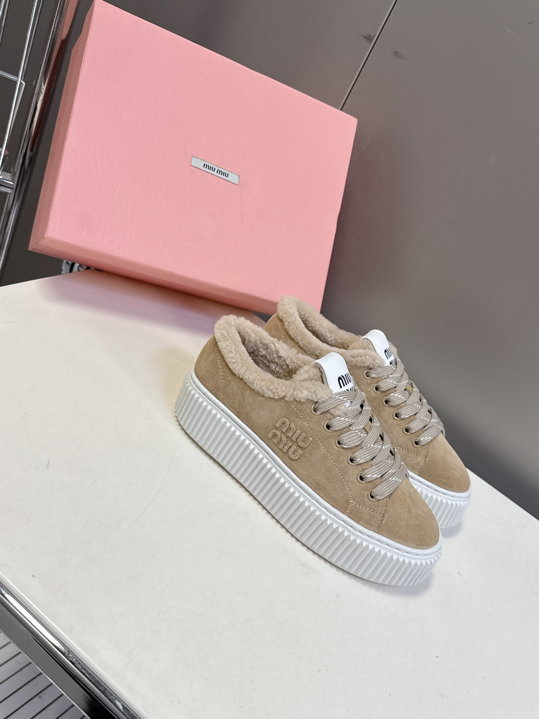 MiuMiu缪缪秋冬最新款毛毛饼干鞋 厚底鞋 超多明星网红种草 看着就暖和冬天必备 简约的运动板鞋设计 