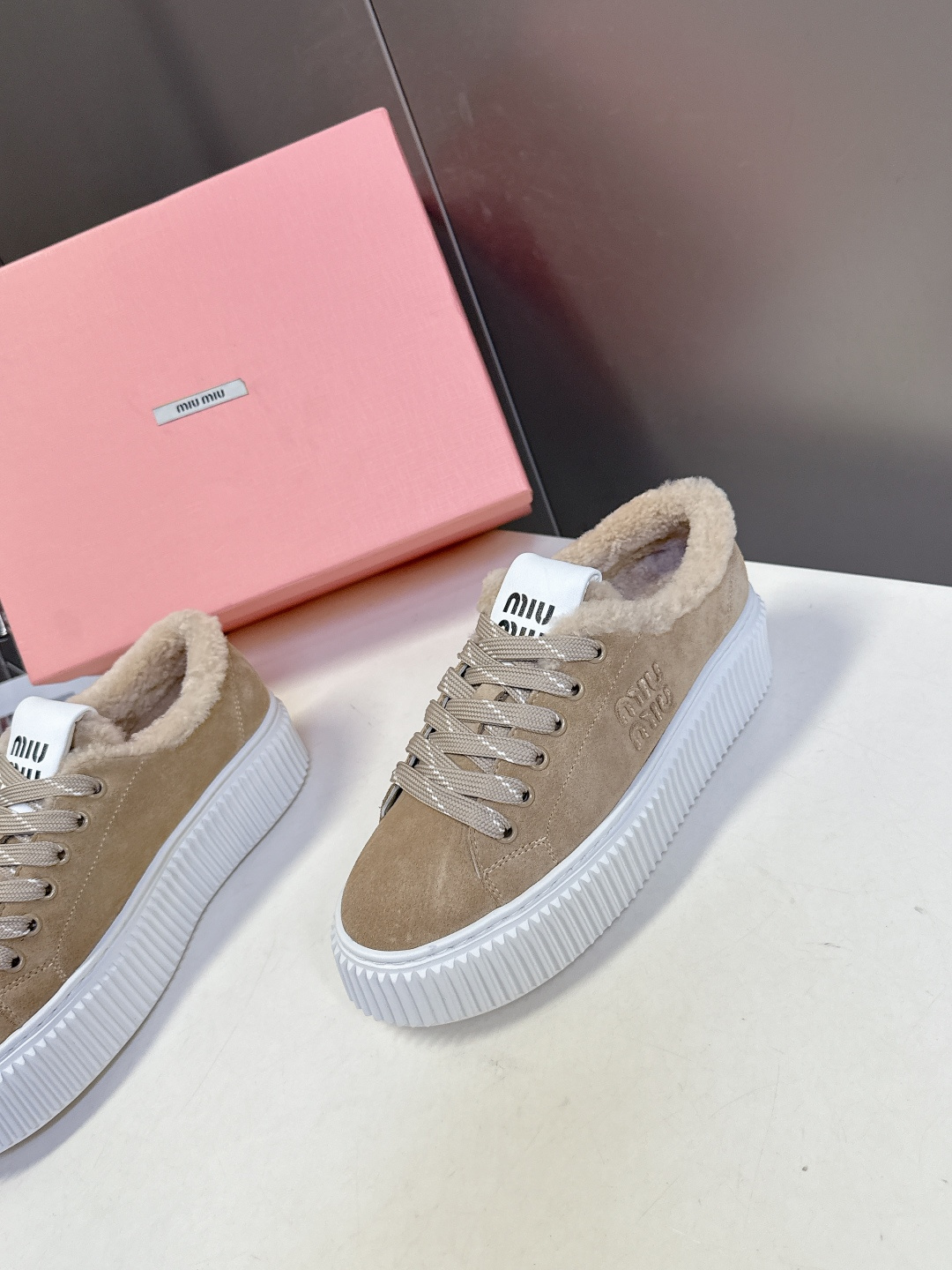 MiuMiu缪缪秋冬最新款毛毛饼干鞋 厚底鞋 超多明星网红种草 看着就暖和冬天必备 简约的运动板鞋设计 