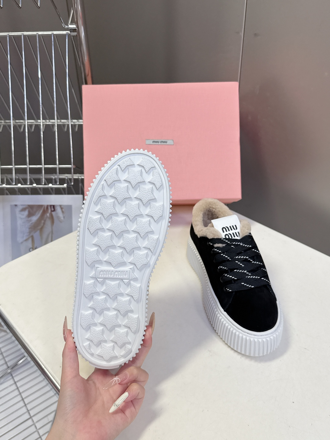 MiuMiu缪缪秋冬最新款毛毛饼干鞋 厚底鞋 超多明星网红种草 看着就暖和冬天必备 简约的运动板鞋设计 