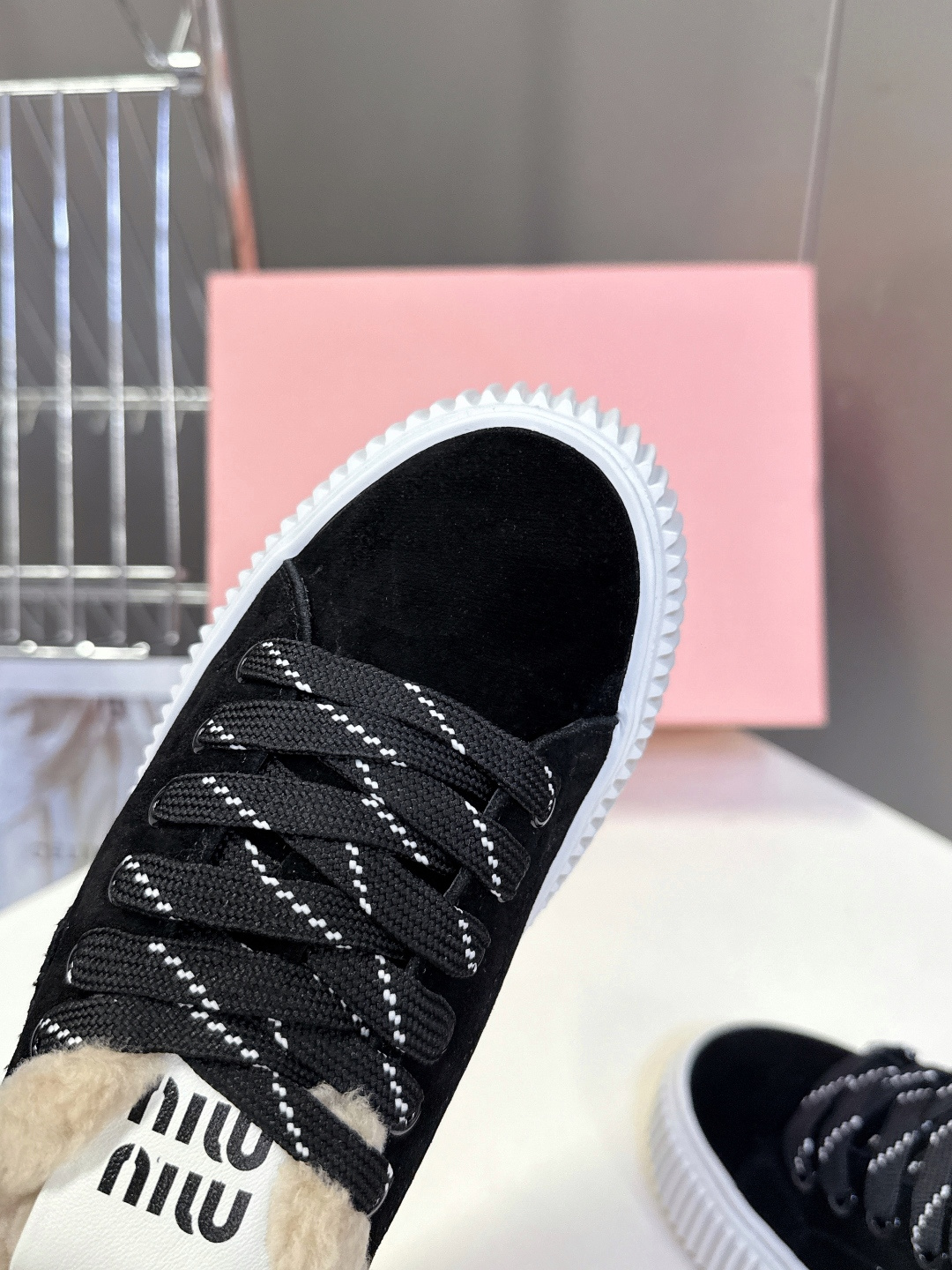 MiuMiu缪缪秋冬最新款毛毛饼干鞋 厚底鞋 超多明星网红种草 看着就暖和冬天必备 简约的运动板鞋设计 