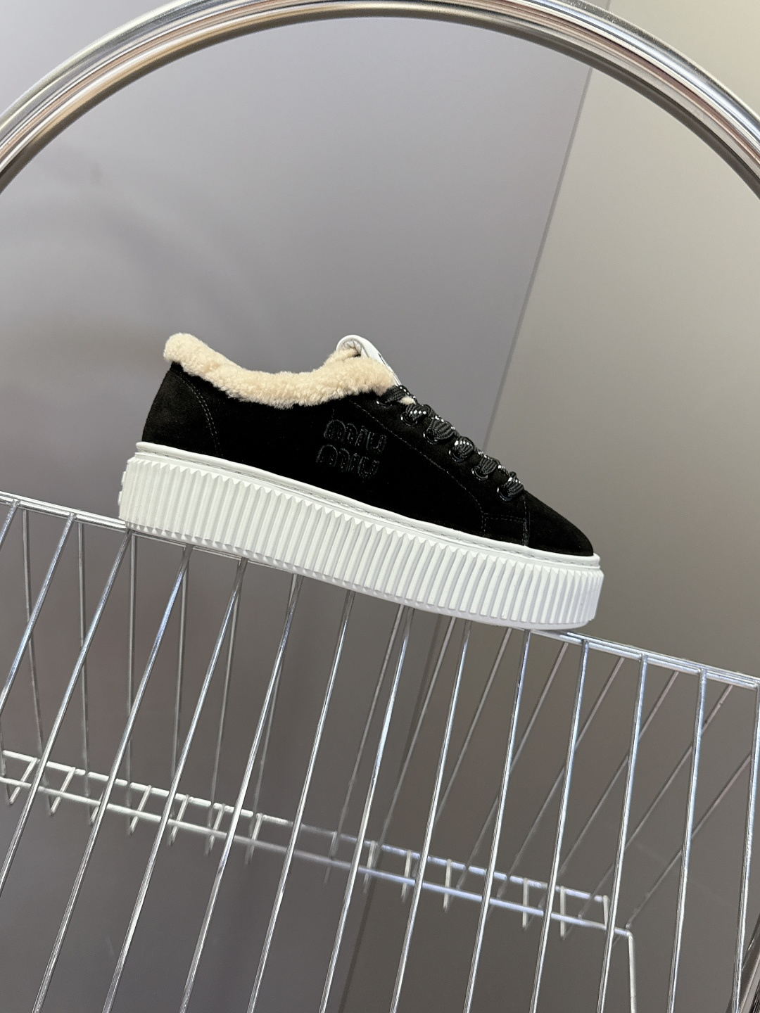 MiuMiu缪缪秋冬最新款毛毛饼干鞋 厚底鞋 超多明星网红种草 看着就暖和冬天必备 简约的运动板鞋设计 